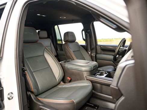 Used 2025 GMC Yukon XL AT4 AWD/4WD image 43