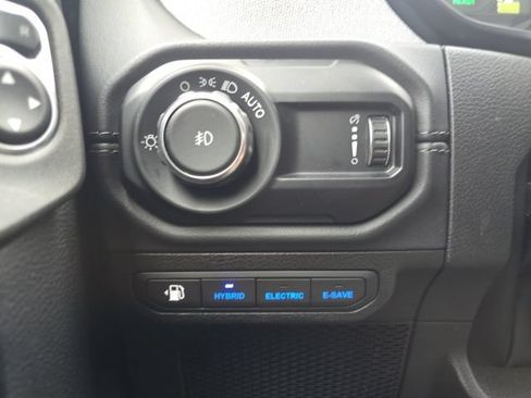Used 2025 Jeep Wrangler Unlimited Sahara AWD/4WD image 12