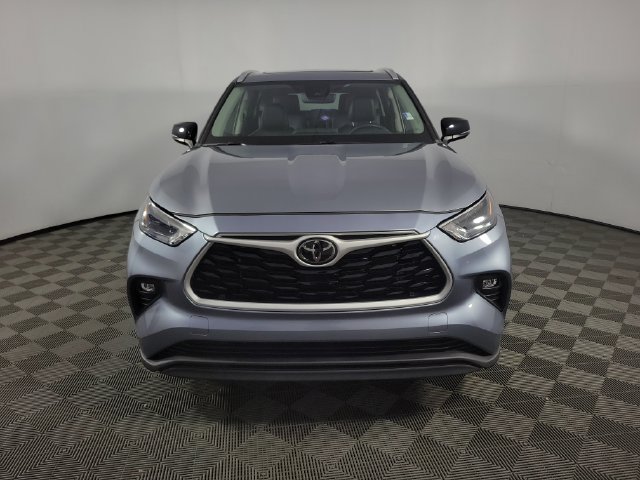 Used 2024 Toyota Highlander XLE FWD image 2