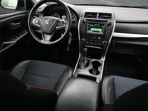 Used 2015 Toyota Camry SE image 10