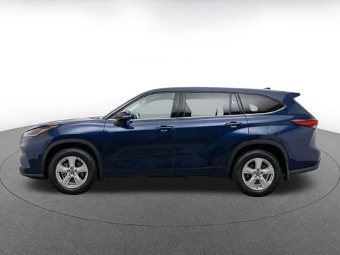 Used 2025 Toyota Highlander LE FWD image 4