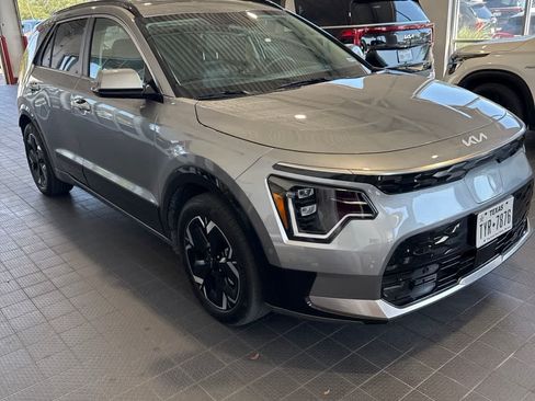 Used 2023 Kia Niro Wave w/ Wave Preserve Package FWD image 2