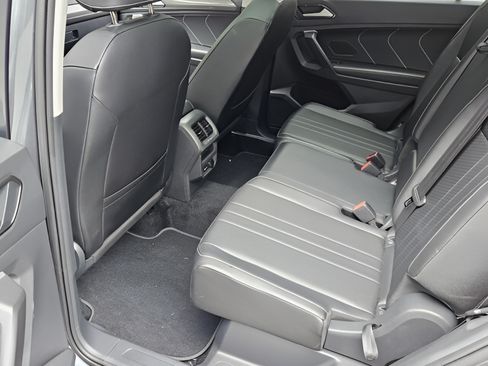 Used 2023 Volkswagen Tiguan SE w/ Panoramic Sunroof Package FWD image 10