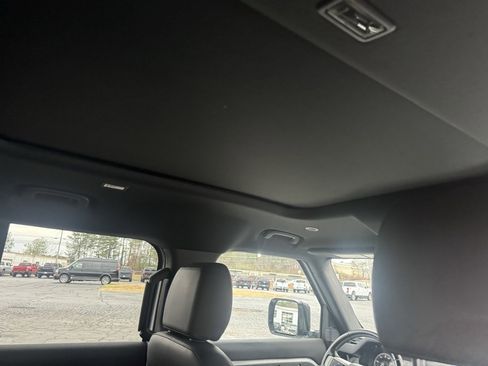 Used 2023 Land Rover Defender 110 X-Dynamic SE image 13