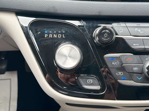 Used 2023 Chrysler Pacifica Touring-L FWD image 17