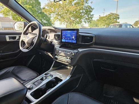 Used 2020 Ford Explorer XLT w/ Equipment Group 202A AWD/4WD image 19