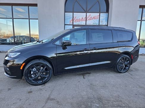 New 2026 Chrysler Pacifica Select w/ S Appearance Package image 4