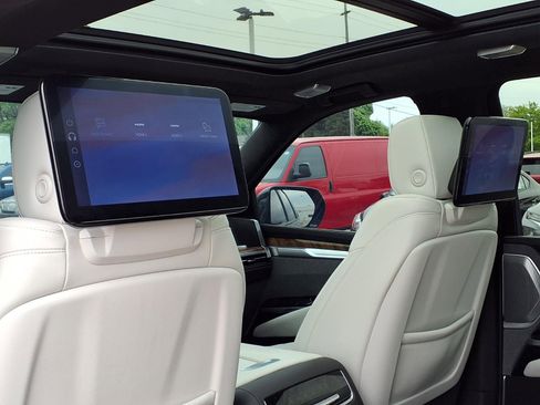 Used 2025 Cadillac Escalade ESV Sport Platinum w/ LPO, ONYX Package AWD/4WD image 15
