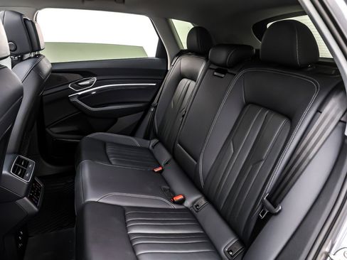 Used 2022 Audi e-tron Premium Plus w/ Premium Plus Package image 9