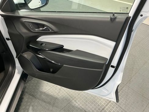 Used 2025 Chevrolet Trax LT w/ LT Convenience Package FWD image 36