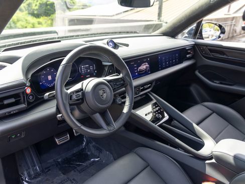 Certified 2025 Porsche Macan Turbo Electric AWD/4WD image 4