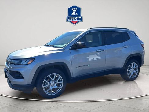 Certified 2022 Jeep Compass Latitude AWD/4WD image 3
