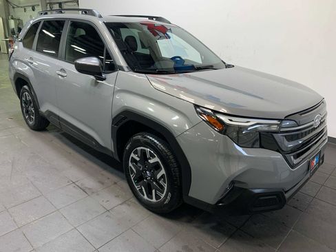 Used 2025 Subaru Forester Premium image 2