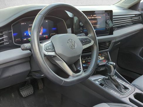 Used 2025 Volkswagen Jetta SE FWD image 9