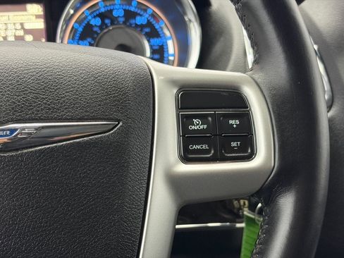 Used 2016 Chrysler Town & Country Touring FWD image 24