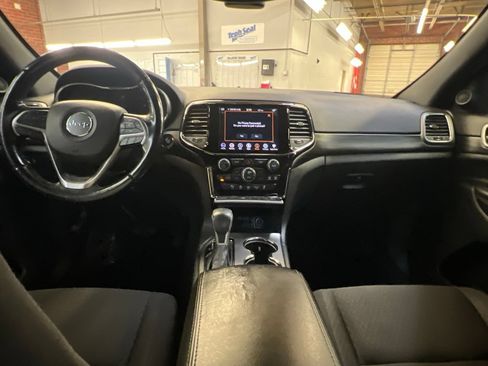 Used 2019 Jeep Grand Cherokee Laredo w/ 18" Wheel & 8.4" Radio Group RWD image 18