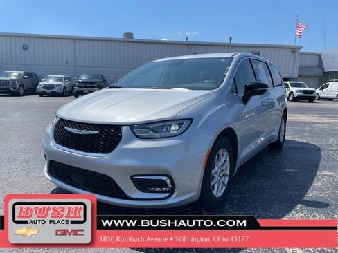 Used 2024 Chrysler Pacifica Touring-L FWD image 4