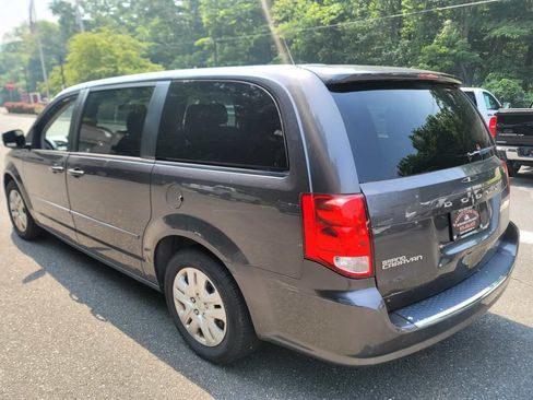 Used 2017 Dodge Grand Caravan SE FWD image 3
