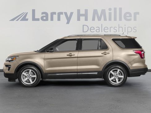 Used 2018 Ford Explorer XLT w/ Equipment Group 201A image 3