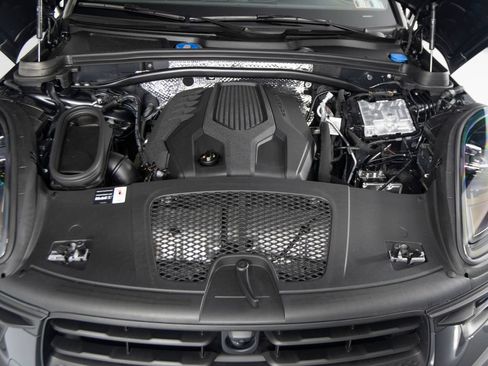 Certified 2026 Porsche Macan AWD/4WD image 47