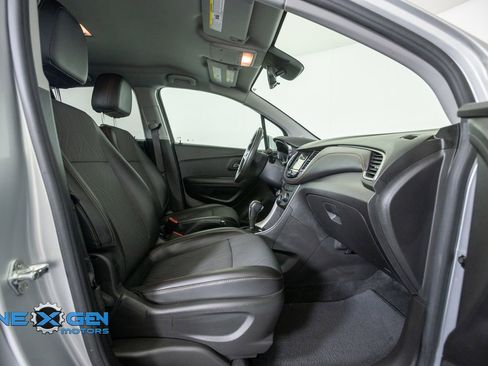 Used 2019 Chevrolet Trax LT w/ LT Convenience Package FWD image 39