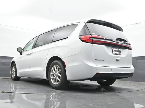Used 2023 Chrysler Pacifica Touring-L FWD image 47