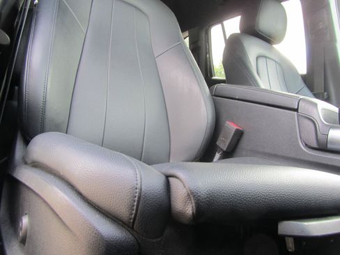 Used 2020 Mercedes-Benz GLB 250 4MATIC w/ Premium Package image 23