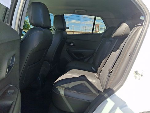 Used 2020 Chevrolet Trax LT w/ LT Convenience Package AWD/4WD image 10