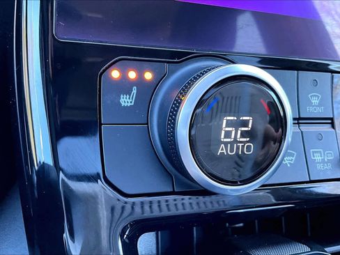 Used 2023 Toyota Highlander XLE AWD/4WD image 34