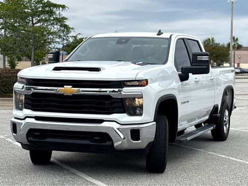 Used 2024 Chevrolet Silverado 2500 LT AWD/4WD image 3