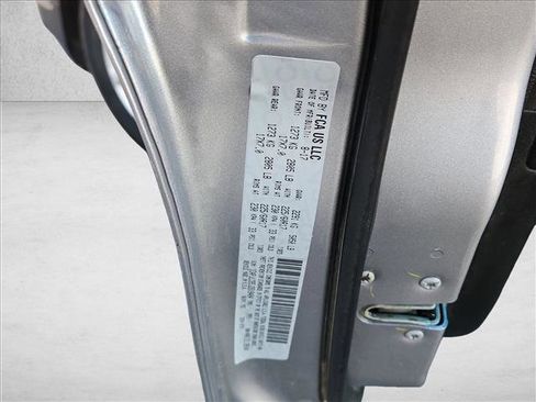 Used 2018 Jeep Cherokee Latitude w/ Cold Weather Group image 24