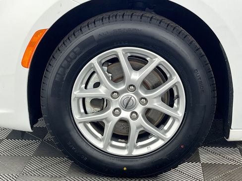 Used 2023 Chrysler Pacifica Touring-L FWD image 19