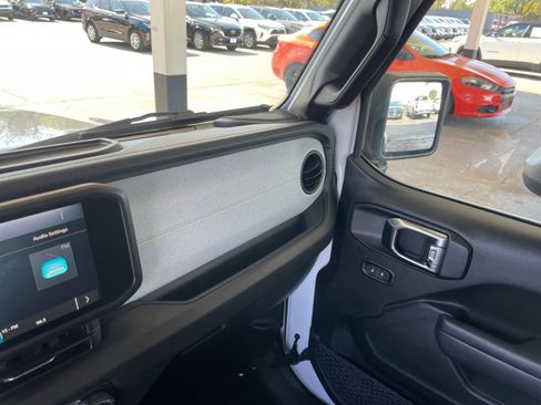 Used 2025 Jeep Wrangler Sport S image 34