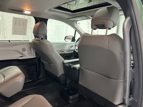 Used 2025 Toyota Sienna XLE image 60