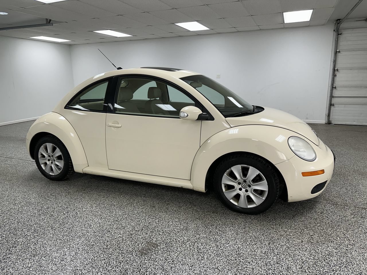 Used 2009 Volkswagen Beetle S FWD image 2