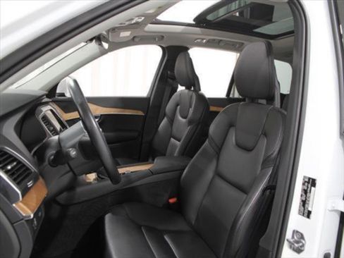 Used 2022 Volvo XC90 T6 Momentum w/ Climate Package image 7