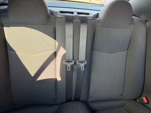 Used 2010 Chrysler Sebring Touring FWD image 9