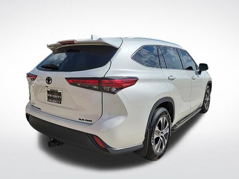 Used 2021 Toyota Highlander XLE AWD/4WD image 4