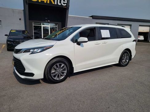 Used 2023 Toyota Sienna LE AWD/4WD image 2