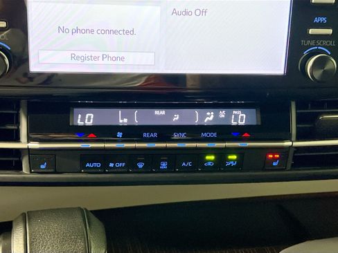 Used 2024 Toyota Sienna XLE FWD image 27