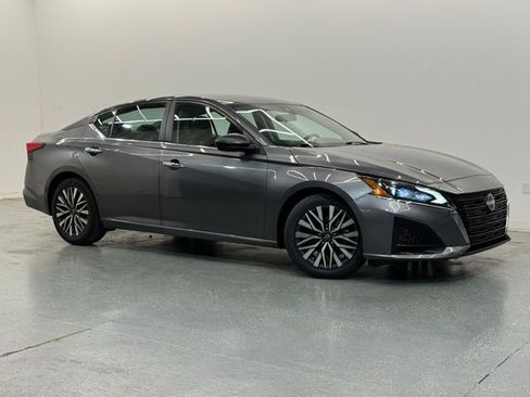Used 2024 Nissan Altima 2.5 SV FWD image 2