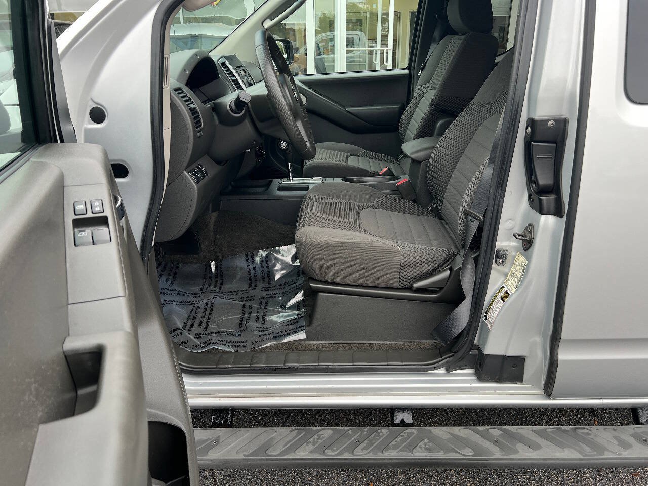 Used 2009 Nissan Frontier SE w/ SE Value Truck Pkg AWD/4WD image 22