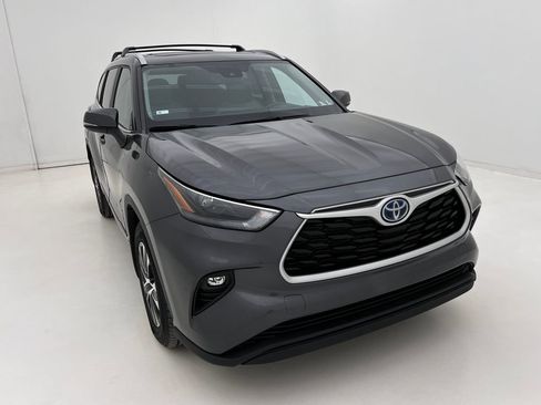 Used 2023 Toyota Highlander XLE image 3