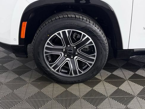 Used 2025 Jeep Wagoneer 4WD image 33