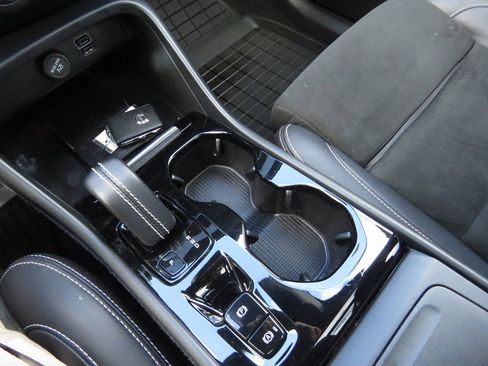 Used 2022 Volvo XC40 T5 R-Design w/ Advanced Package image 25