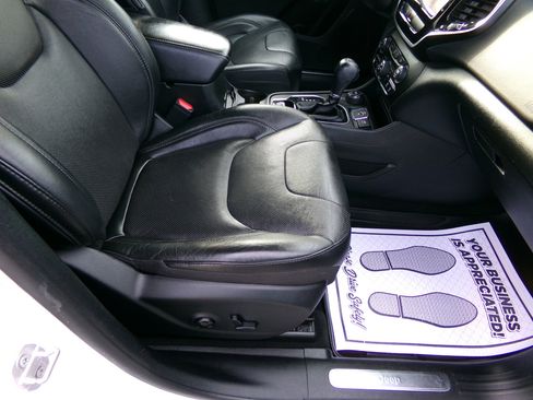 Used 2020 Jeep Cherokee Limited image 18