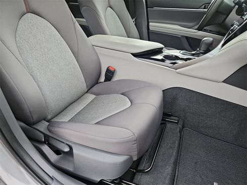 Used 2018 Toyota Camry LE image 10