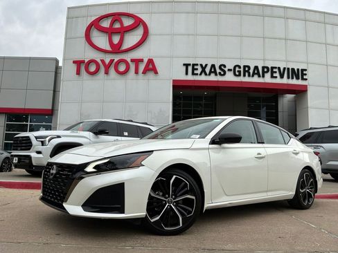 Used 2025 Nissan Altima 2.5 SR FWD image 2