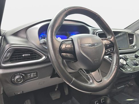 Used 2019 Chrysler Pacifica Touring-L w/ Advanced Safetytec Group FWD image 13