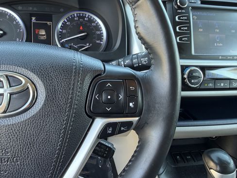 Used 2019 Toyota Highlander XLE w/ Carpet Mat Package (TMS) FWD image 24